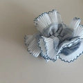 Chouchou à carreaux bleu clair et blanc avec tissu plissé et bords cousus ondulés - Vichy Bleu Blanc Avec Dentelle Blanche