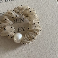 Scrunchie beige a pois in tulle con volant di pizzo e grande perla bianca - Champagne a Pois Neri