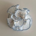 Chouchou blanc à pois bleus avec bordure ondulée plissée bleue dans un style doux - Blanc Pois Bleus Avec Bord Bleu Dentelle