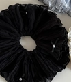 Detalle de un coletero negro extragrande con lazos elegantes y perlas blancas - Coletero de Malla Plisado / Negro