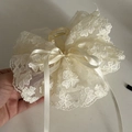Détail de la grande pince à cheveux en dentelle florale crème avec ruban en satin - Pince Nœud Floral Jaune Laiteux