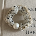 Dettaglio di elastico per capelli francese a pois con pizzo e una grande perla bianca - Bianco a Pois Neri