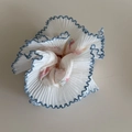 Chouchou blanc frais avec bordure bleue et délicats motifs floraux roses - Blanc Floral Avec Bord Bleu Dentelle