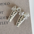Détail de barrettes à fleurs brodées avec nœud en perles et ruban de style vintage - 2 Pièces/Ensemble / Blanc