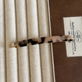 Detailaufnahme einer Haarspange aus Acetat mit Schildpattmuster und Goldgravur - Helles Leopardenmuster Haarklammer