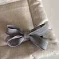 Elegante fermaglio per capelli con fiocco in tessuto grigio e nastro intrecciato - Fermaglio per Capelli con Fiocco Grigio