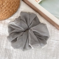 Dettaglio dell'elastico per capelli a pois bianchi e neri con texture in rete a strati - Elastico in Pizzo a Piccoli Pois Bianchi