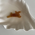 Süße bernsteinfarbene Hunde-Haarklammer auf einer weißen muschelförmigen Schale - Bernstein Tierform (5#) / Schildpatt Smiley Tier