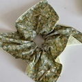 Elastico per capelli floreale verde con piccolo fiocco giallo e nastro vintage - Elastico Floreale Verde con Nastro