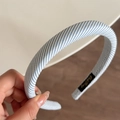 Dettaglio del cerchietto in tessuto a righe blu e bianche con etichetta del marchio - Cerchietto Bordo Sottile Blu Bianco 2CM