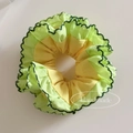 Handgemaakte tweekleurige scrunchie in groen en geel met golvende decoratieve randen - Geel Patchwork