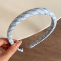 Dettaglio del cerchietto in tessuto a quadri blu e bianchi con fodera interna - Cerchietto Motivo Incrociato Blu Bianco 2CM