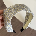 Dettaglio della fascia larga a fiori con texture in tessuto pieghettato viola e giallo - Fascia Larga Floreale Blu