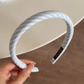 Dettaglio ravvicinato della fascia per capelli a righe blu con etichetta interna cucita - Cerchietto a Righe Oblique Blu Bianco 2CM