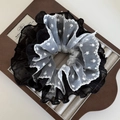 Detail eines doppellagigen Haargummis mit Polka-Dots und weißer Stickerei-Verzierung - 1# Schwarze Spitze Weißer Punkt