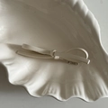 Elegante fermaglio per capelli in pelle PU crema a forma di fiocco su piatto bianco - Fermaglio a Fiocco Bianco