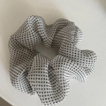 Chouchou élégant en maille blanche à pois noirs avec des plis en tissu mousseline doux - Maille Blanche Points Noirs (No.1 Petit) / Blanc