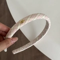 Details des rosa karierten Stoff-Stirnbands mit handgefertigtem Goldetikett und Polster - Rosa Köper Karo
