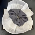 Scrunchie in organza grigio scuro e bianco con tessuto a strati e dettaglio etichetta - 1# Grande Elastico Grigio Bordo Pizzo