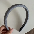 Cerchietto in tessuto a scacchi bianco e nero con etichetta fatta a mano su sfondo grigio - Fascia Quadretti Neri