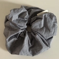 Dettaglio macro dell'elastico per capelli scrunchie con motivo a quadretti bianchi e neri - Anello per Capelli Nero a Quadretti