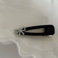 Détail d'une pince à cheveux noire avec un nœud en strass brillants sur un plateau blanc - Nœud Pince à Bec de Canard Triangle / Noir