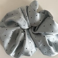 Κοντινό πλάνο από γαλάζιο σατέν λαστιχάκι μαλλιών με κλασικό μαύρο πουά σχέδιο - Υφασμάτινο λαστιχάκι / Μπλε Πουά Λαστιχάκι