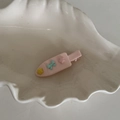 Pinza para el pelo rosa con estrella amarilla y lazo azul en bandeja de concha - Accesorios Estrella Lazo / Rosa