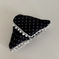 Dettaglio del fermaglio nero a pois con eleganti frange di perle bianche pendenti - 2# Nero Triangolo Bianco Pois Pinza