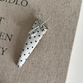 Haarklammer mit Polka-Dot-Stoff, silberner Schleife und Herzanhänger auf Beige - Weiß Schwarz Punktiert Langes Dreieck