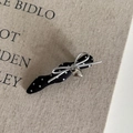 Dettaglio fermaglio per capelli a pois neri con fiocco metallico e pendente a cuore d'argento - Nero Pois Bianchi Clip a Becco d'Anatra a Onda