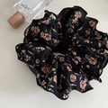 Elastico scrunchie in chiffon nero con fiori rosa e grande design con volant - Elastico per Capelli Floreale Rosa Nero