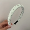 Vista detallada de la etiqueta Hand Made en la diadema verde claro con motivo floral - Estilo Estándar (5#) / Verde