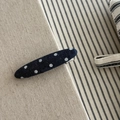 Horquillas de tela vaquera azul marino con lunares blancos en fondo textil minimalista - Forma Ovalada (2#) / Azul Denim