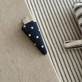 Detailweergave van de donkerblauwe haarspeld met witte stippen en zilveren metalen clip - Driehoekvorm (3#) / Denim Blauw