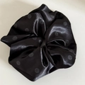 Coletero de satén negro de estilo francés con lunares mates para coletas elegantes - N.º 8 Coletero De Lunares Negros
