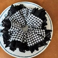 Scrunchie a quadretti vichy con bordo in pizzo nero e accessorio per capelli vintage - Elastico Quadretti Bianco E Nero Bordo Pizzo