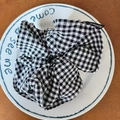 Elastico per capelli scozzese da donna con motivo bianco e nero ed etichetta moda - Plaid Bianco e Nero