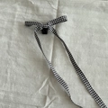 Détail d'une pince à cheveux nœud vichy noir et blanc avec de longs rubans fluides - Pince Ruban Grille Noir et Blanc