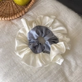Chouchou élégant en satin bicolore crème et gris avec des plis de style ballerine - Violet et Blanc