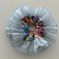 Primer plano de coletero de organza azul claro y tela floral con textura de capas - Floral Azul