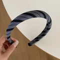 Detalle de diadema ancha de tela con elegantes rayas negras y grises y forro antideslizante - Diadema a cuadros negro gris