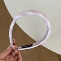 Detalle de diadema de tela a rayas rosas con etiqueta de producto hecho a mano - Diadema Rayada Morada Blanca