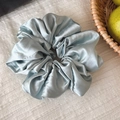 Detalle de coletero de raso azul hielo con textura de seda y pliegues suaves y elegantes - Azul