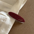 Dettaglio della molletta ovale bordeaux con glitter e scritta dorata su tessuto - Glitter Rosso Vino (2#)