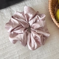 Coletero de satén rosa claro de estilo francés con textura sedosa y brillo suave - Rosa