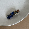 Dettaglio del fermaglio per capelli in acetato blu-marrone con scritta dorata Barrette La France - Trama Blu Profondo
