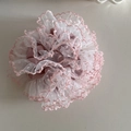 Dettaglio di scrunchie in rete bianca a strati con pois rosa e bordi ondulati - Pizzo Rosa a Pois