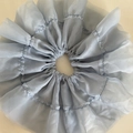 Détail d'un grand chouchou en organza bleu clair avec design plissé multicouche - Grand Chouchou Bleu / Bleu