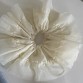 Détail du chouchou géant en organza blanc crème avec textures à volants superposés - Chouchou Oversize Blanc Cassé / Blanc Cassé